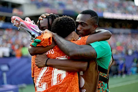رئيس الاتحاد على الأعناق.. كيف احتفل لاعبي كوت ديفوار بالتأهل في كأس العالم؟ (صور)